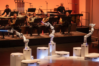 Üç kollu robot orkestra şefi  ‘MAiRA Pro S’ sahneye çıktı