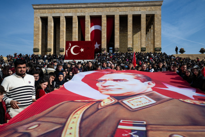 YÜZ BİNLER ATA’SINA KOŞTU