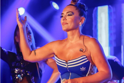 DEMET AKALIN'IN İLGİNÇ SAHNE TARZI