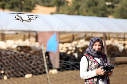 Kadın çoban, sürüsünün takibini dronla yapıyor