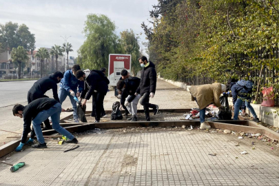 Şam'da gönüllüler  sokakları temizliyor