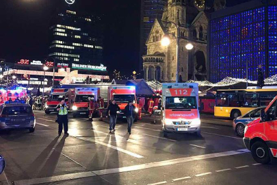 ALMANYA'DA NOEL PAZARINA ARAÇLA SALDIRI: 2 ÖLÜ