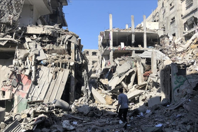 İsrail Gazze'nin kuzey ve güneyinde birçok bölgeyi bombaladı