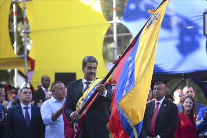 Maduro, yemin töreninden sonra destekçilerini selamladı