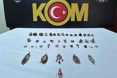 Adana'da şüpheli araçtan 43 tarihi eser objesi çıktı
