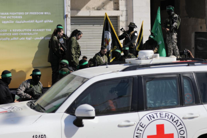 Hamas, 4 İsrailli kadın esir askeri Kızılhaç'a teslim etti
