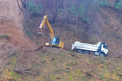 Giresun'da heyelan nedeniyle köy yolu ulaşıma kapandı