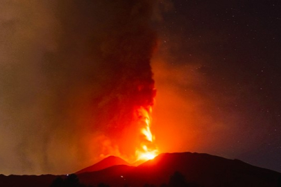 Etna Yanardağı'nda lav akışı sürüyor