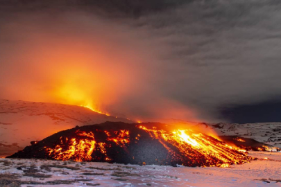 İtalya'da Etna Yanardağı'ndaki lav akışı sürüyor