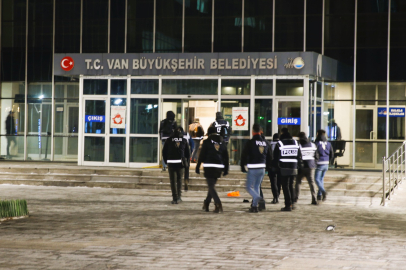 Van Belediye Başkanı Abdullah  Zeydan görevden uzaklaştırıldı