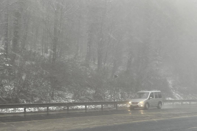 Bolu Dağı'nda kar ve sis etkili oluyor