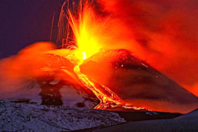 Etna Yanardağı kül ve lav püskürttü