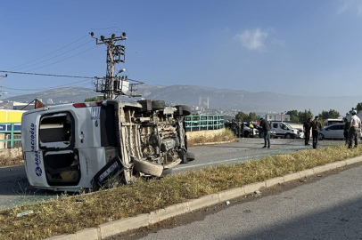 İşçi servisi otomobille çarpıştı: 12 yaralı