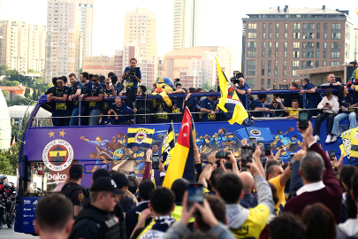 AVRUPA ŞAMPİYONU FENERBAHÇE CADDEDE TARAFTARIYLA KUCAKLAŞTI