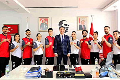 İŞİTME ENGELLİ TAEKWONDOCULAR BAHRİ TANRIKULU'NU ZİYARET ETTİ