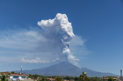ETNA, KÜL VE LAV PÜSKÜRTTÜ