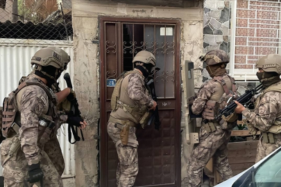 İzmir'de FETÖ operasyonunda  14'ü polis 20 şüpheli yakalandı