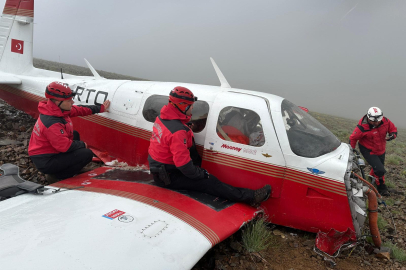 Uçak düştü; pilot öldü, yolcuya sağ ulaşıldı