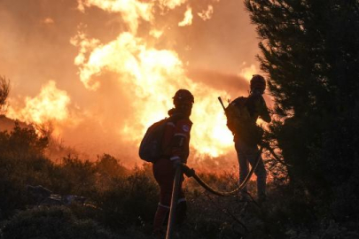 Balıkesir'de çıkan yangına müdahale sürüyor