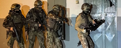 KIRMIZI BÜLTENLE ARANAN 9 KİŞİ GETİRİLDİ